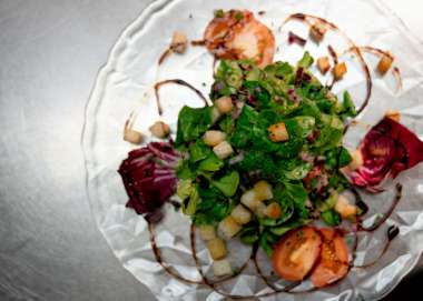Frischer Feldsalat mir Croutons auf einem Glastelelr