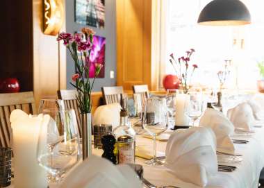 Stilvoll gedeckter Restauranttisch