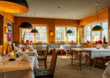 Blick in das Restaurant mit eingedeckten Tischen bei Ott's Leopoldshöhe