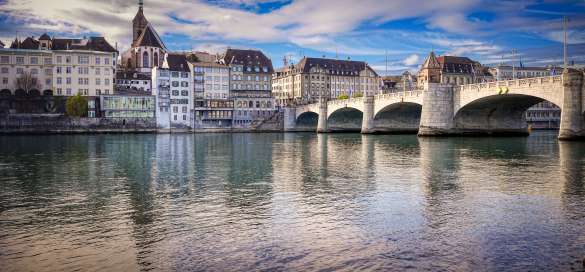 Rheinufer in Basel mit Brückenübergang