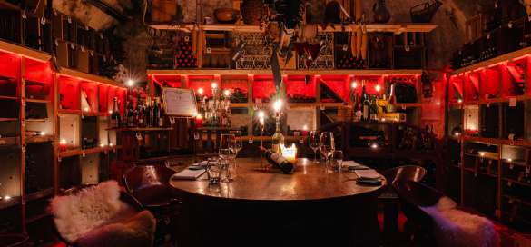 Simmungsvolles Ambiente im Weinkeller mit Tisch und Kerzenschein
