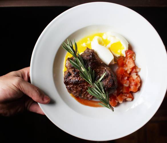 Leckerer Teller mit frischen Steak und Gemüse