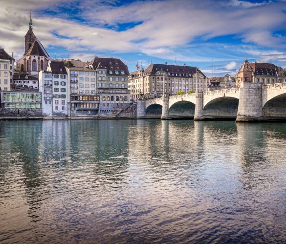 Rheinufer in Basel mit Brückenübergang