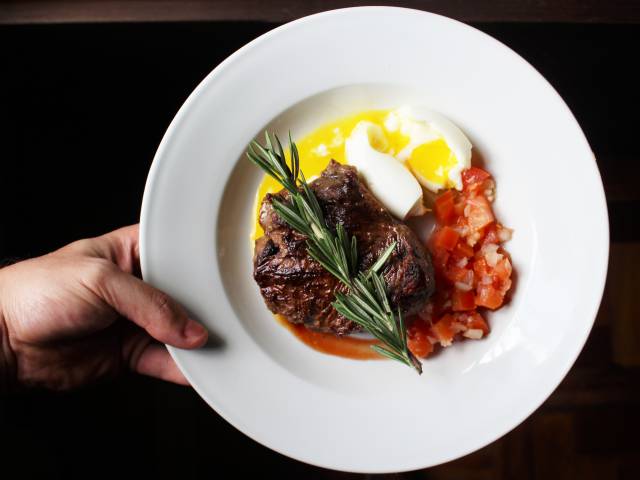 Leckerer Teller mit frischen Steak und Gemüse