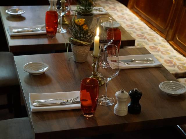 Kleiner Tisch im Restaurant eingedeckt