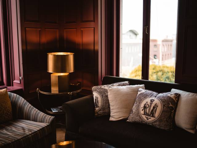 Sofaecke mit gemütlichen Kissen