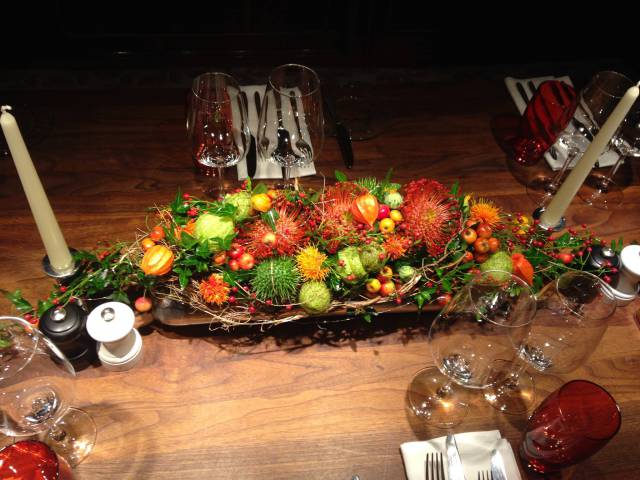 Blumendekor auf dunklen Holztisch