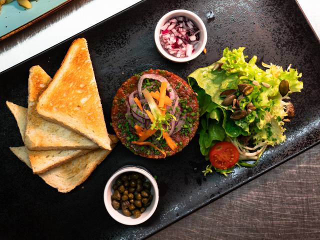 Tatar mit Salat und Toast