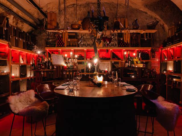 Stimmungsvolles Ambiente im Weinkeller mit Kerzen