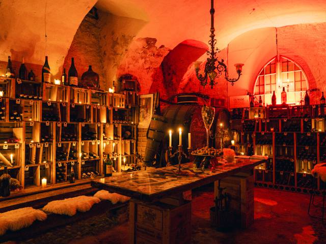 Innenansicht Weinkeller mit Tisch und Kerzen