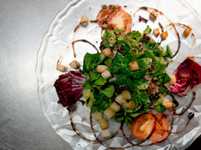 Frischer Feldsalat mir Croutons auf einem Glastelelr