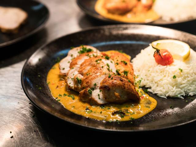 Reis mit Hähnchen und Soße