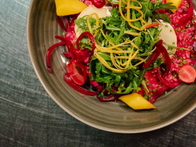 Rotes Risotto mit Salat und Beeten