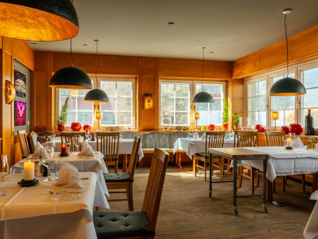 Blick in das Restaurant mit eingedeckten Tischen bei Ott's Leopoldshöhe