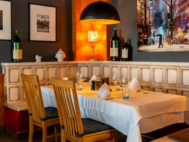 eingedeckter Tisch neben Kamin im Hotel