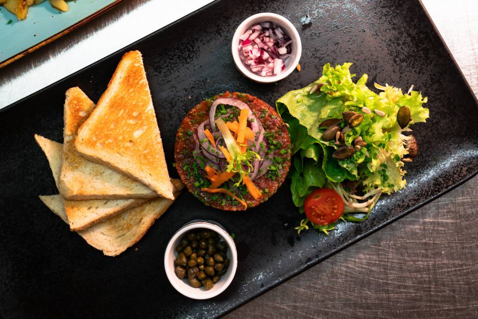 Tatar mit Salat und Toast