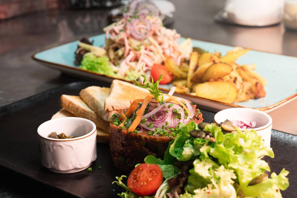 Frisches Tatar mit Beilagensalat und Brot