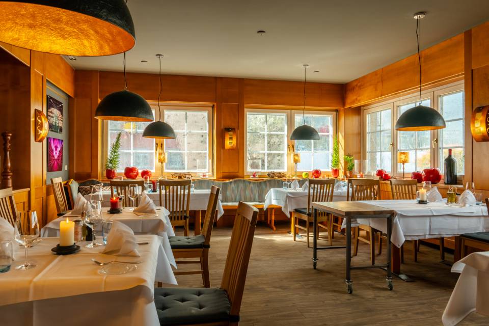 Blick in das Restaurant mit eingedeckten Tischen bei Ott's Leopoldshöhe