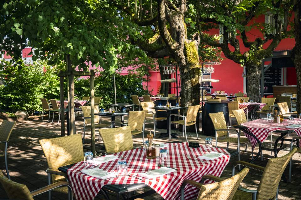 Bestuhlte Terrasse am Hotel Ott's Leopoldshöhe