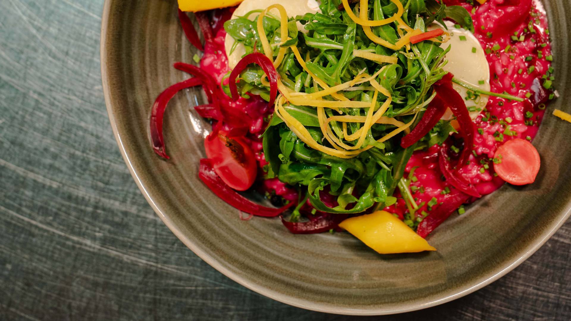 Rotes Risotto mit Salat und Beeten