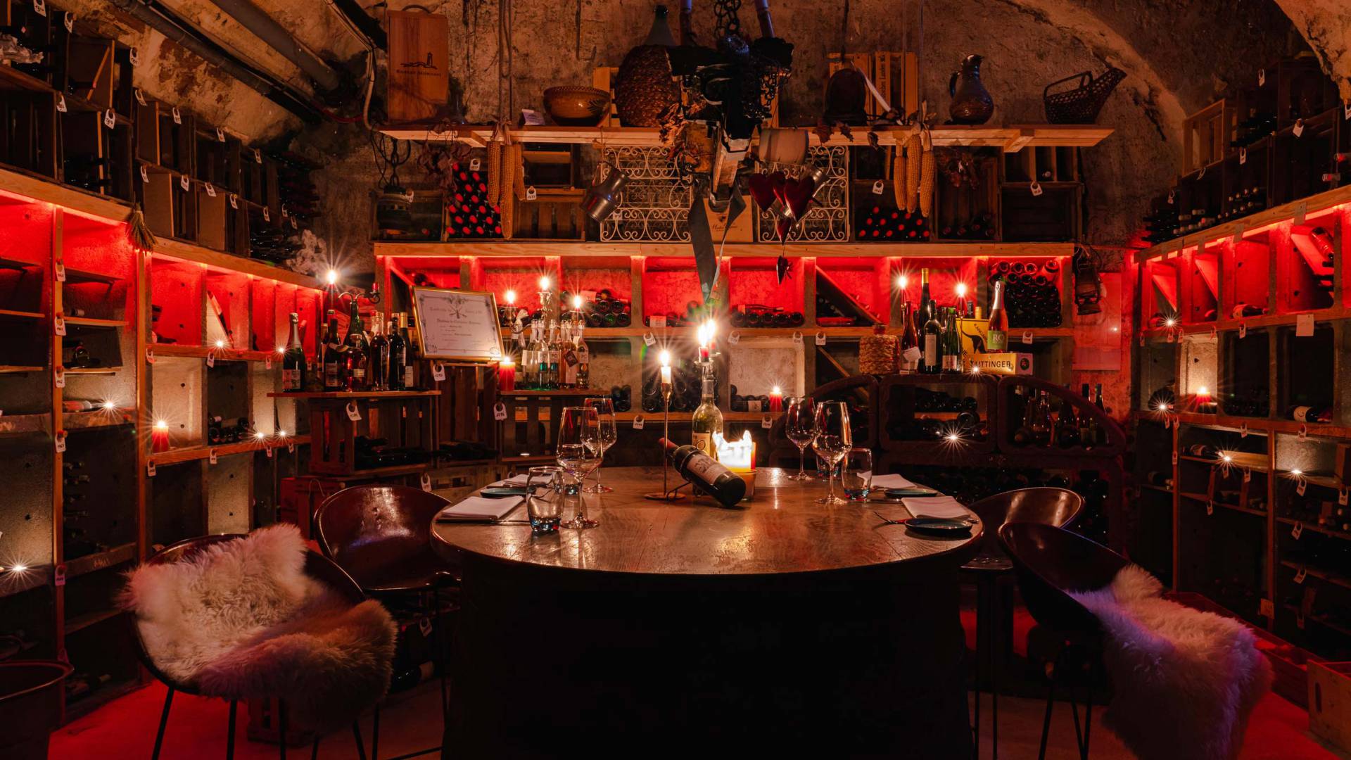 Simmungsvolles Ambiente im Weinkeller mit Tisch und Kerzenschein