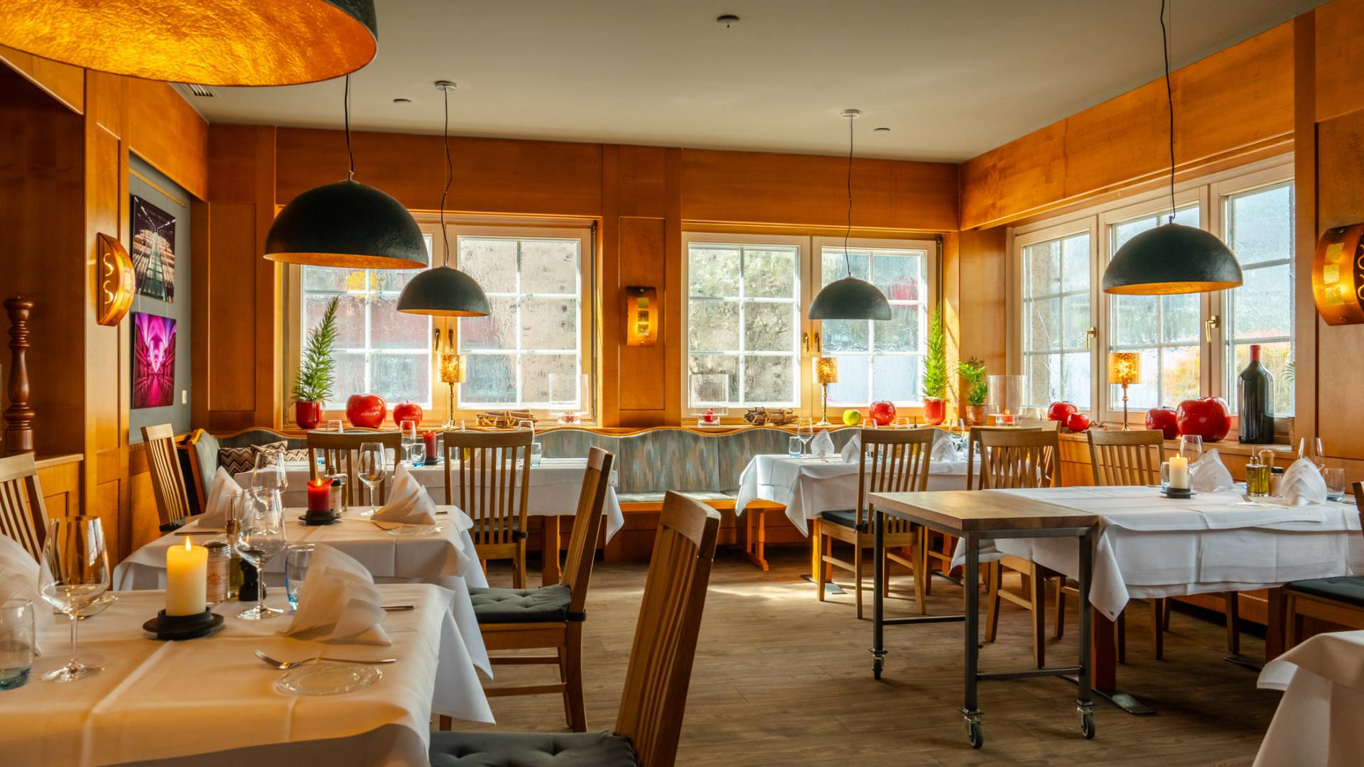 Blick in das Restaurant mit eingedeckten Tischen bei Ott's Leopoldshöhe