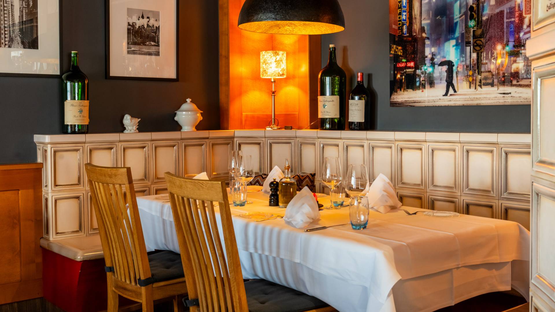 eingedeckter Tisch neben Kamin im Hotel